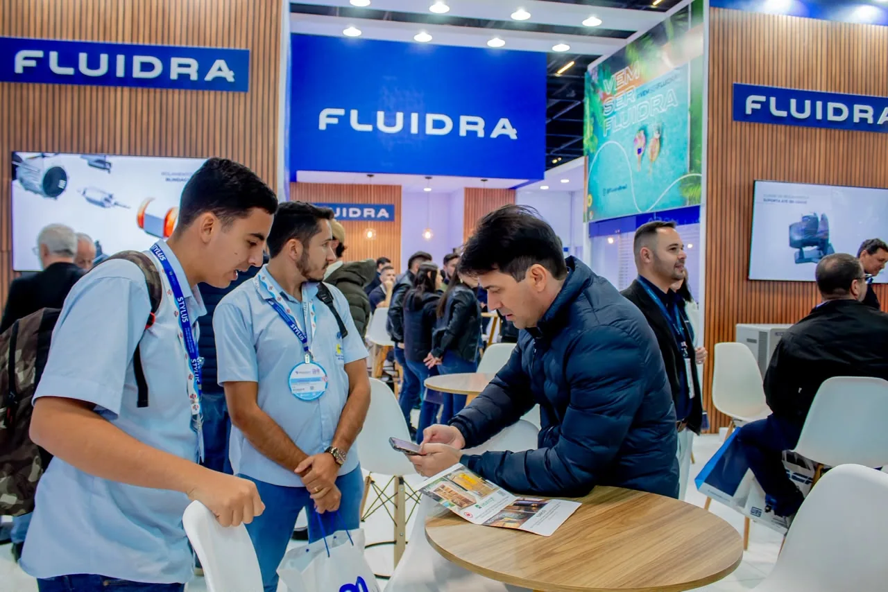 Atendimento e relacionamento comercial em evento da Fluidra